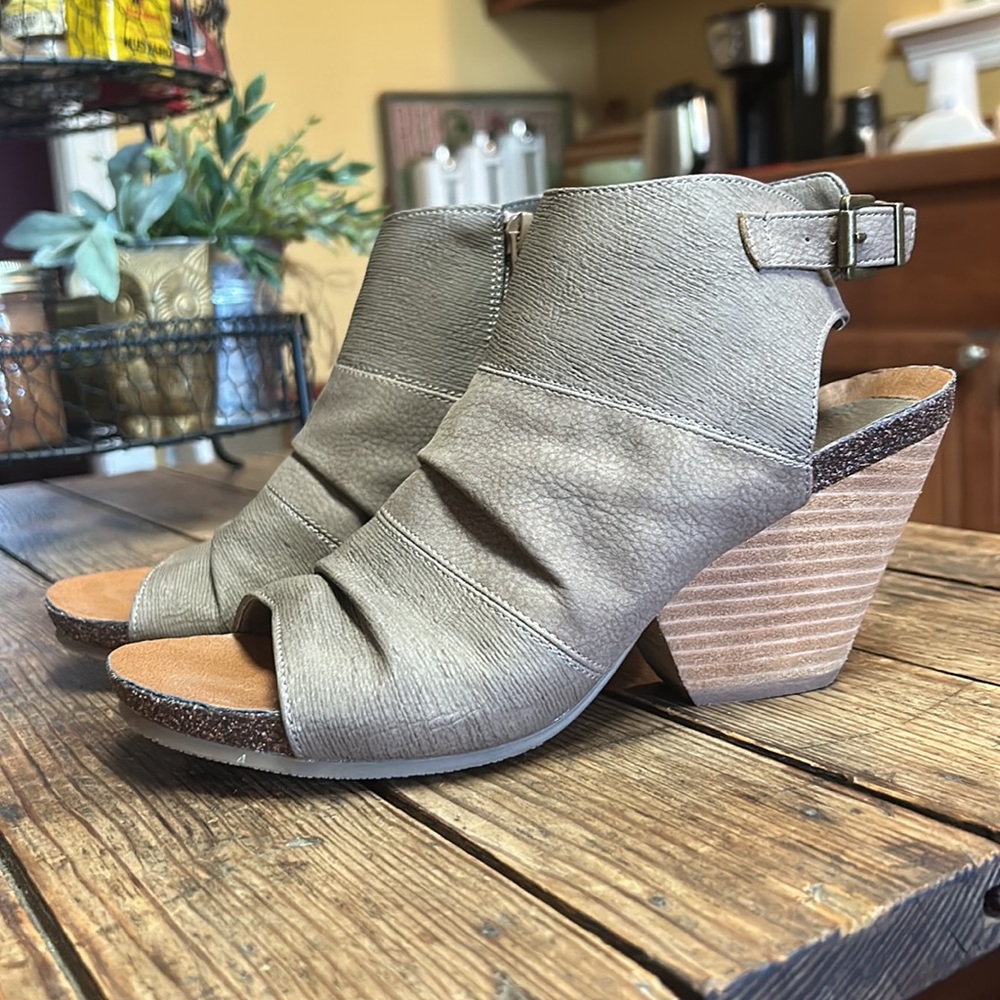 Axxiom Payton chunky heel sandal sz8